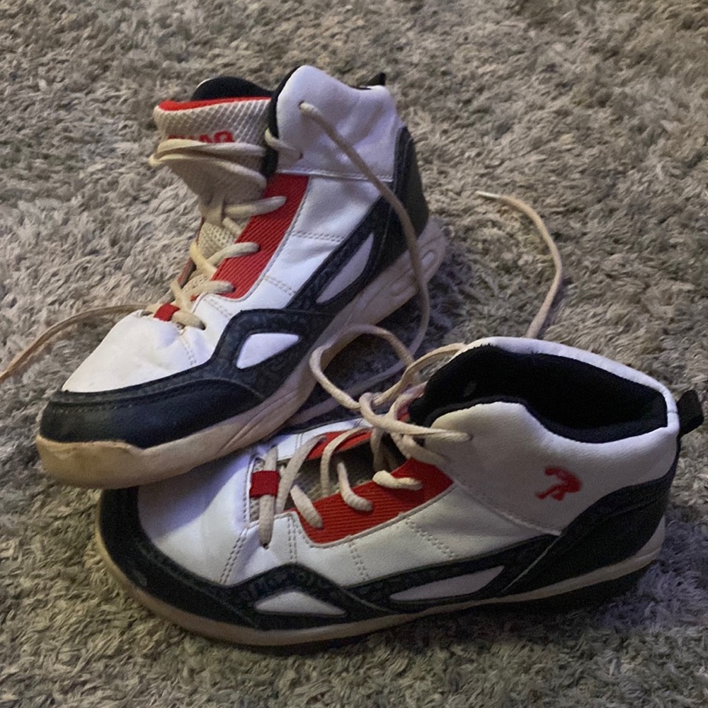 Shaq shoes  size boy 5